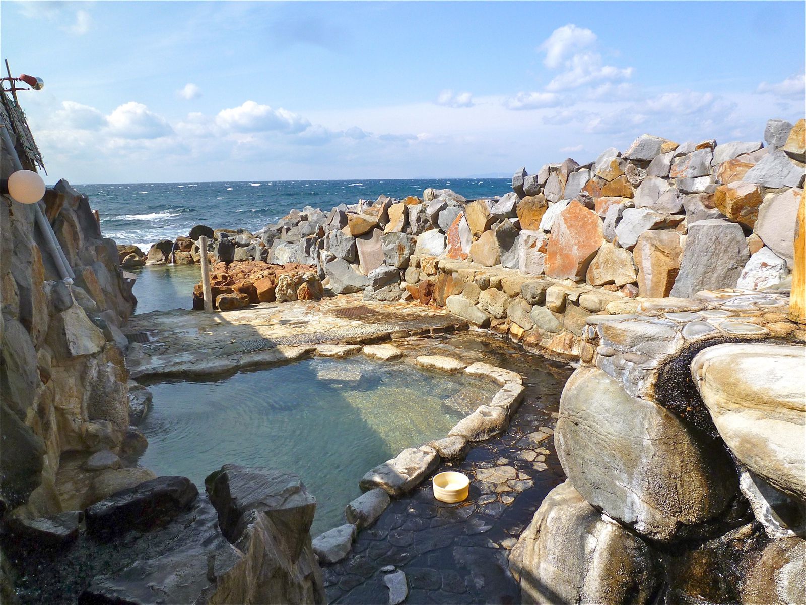 紀州温泉ありがとうの湯♨️ 雑賀崎の絶景を見下ろす高台に建つ「漁火の宿 シーサイド観潮」。 ここで日帰りでも楽しめるのが『紀州温泉ありがとうの湯』です♨️万葉集に詠まれた和歌の浦や、「日本のアマルフィ」と呼ばれる雑賀崎を一望できるロケーション。 美しい