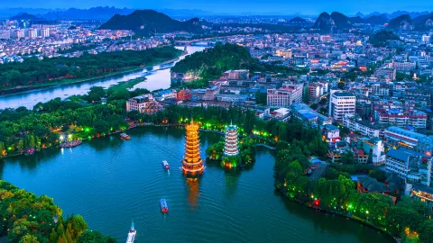 中国広西チワン族自治区南寧の新しいメディアセンタービル近代的な建物 - 南寧市のストックフォトや画像を多数ご用意 - 南寧市, つながり, つり橋 -iStock