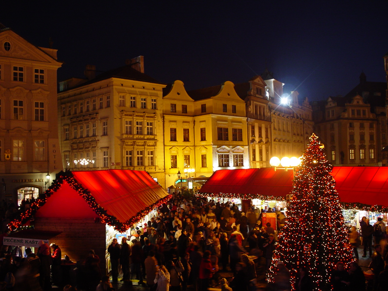 久々のヨーロッパはチェコでクリスマスマーケット巡り ５５ 旧市街広場のライトアップされたマーケットで』プラハ チェコ の旅行記・ブログ byデコさん フォートラベル