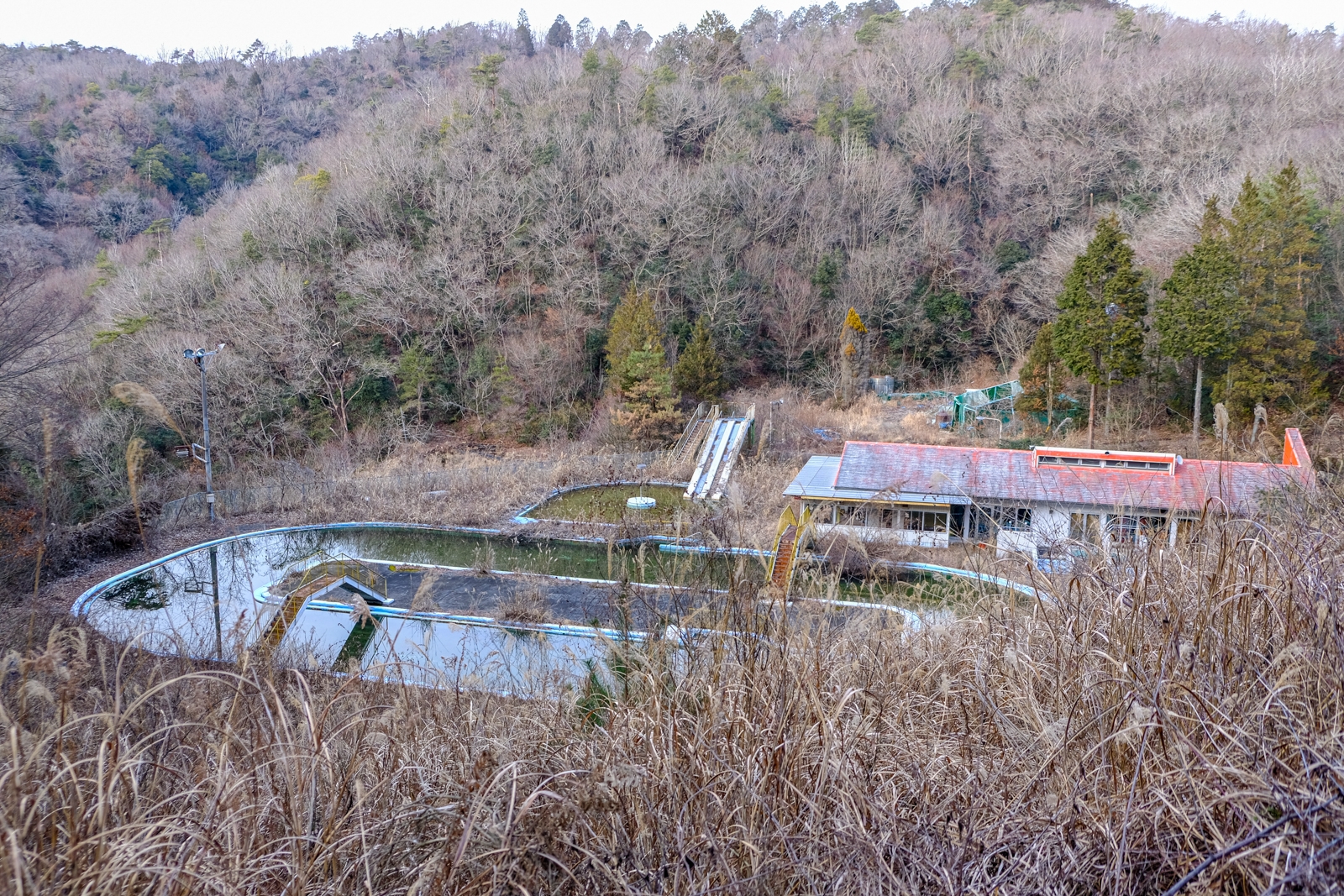 道路沿いの裏アトラクション『恵那峡ワンダーランドの資材置き場』 -写真旅&B級グルメ フォトグラファーあまのしんたろう『ヤミーアートブログ』