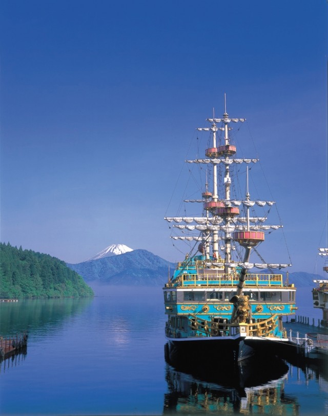 芦ノ湖を海賊船で。優雅に特別船室を堪能。 箱根フリーパスで巡る一人旅 3 あるくる