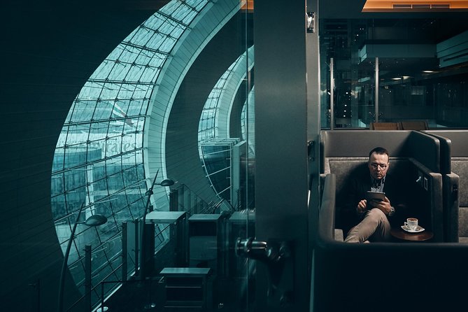 近未来の外観と豪華な設備に驚く 金満ドバイの国際空港ターミナル今日の絶景