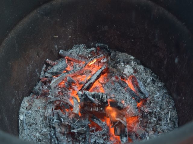 炊き火台にも自然にもやさしく！焚き火の上手な片付け方HondaキャンプHonda公式サイト