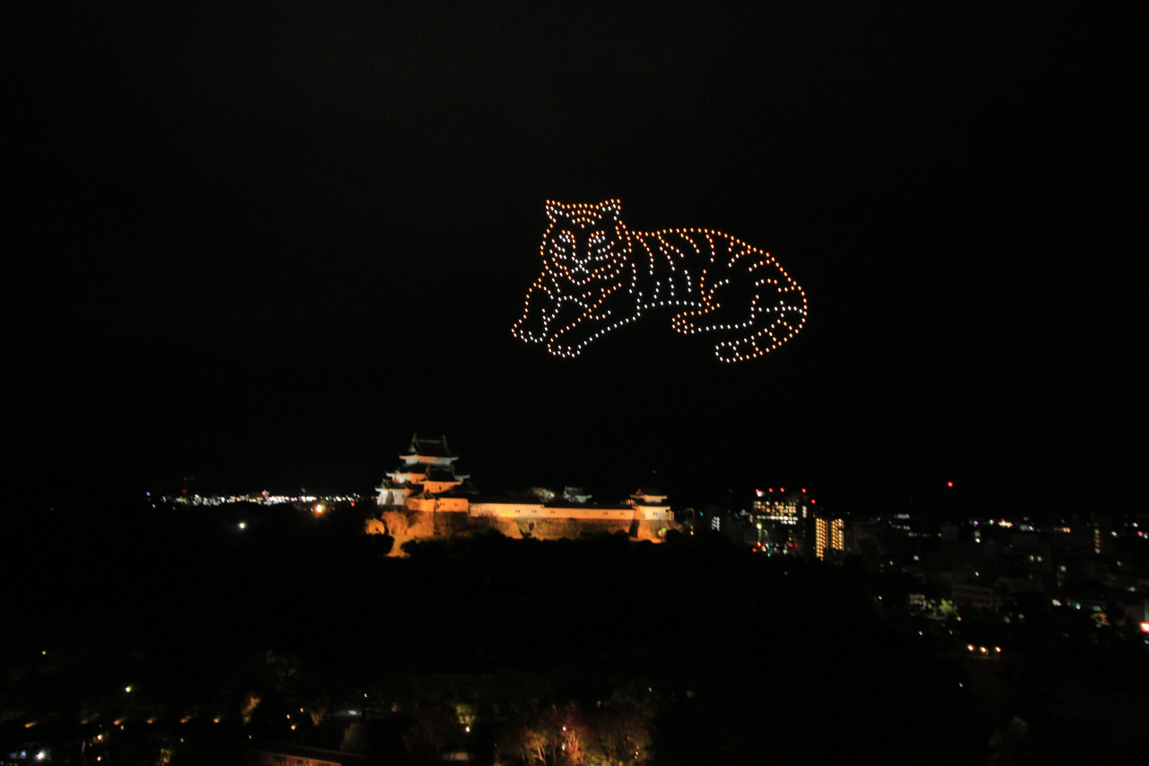 和歌山城公園をライトアップ「和歌山城～光の回廊～」がスタートします！ 四季を通じて夜の和歌山城の魅力を創出する「和歌山城～光の回廊～」が2024年11月２4日 日 からスタート！LightUp！された和歌山城・KEYAKI LIGHT PARADEに彩られた夜の和歌山市へNight Outしよう