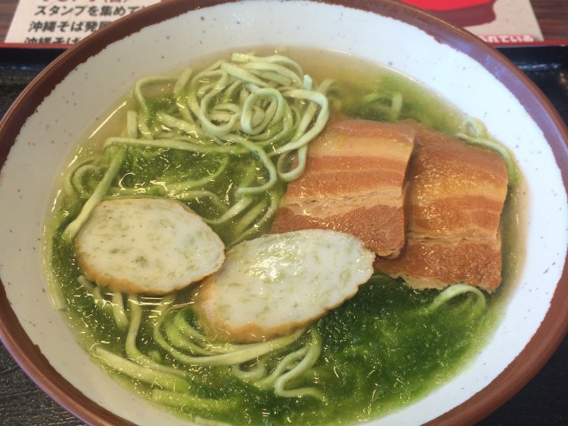 生のアーサーとは！ そうこの2月にかけて 海から収穫される生の沖縄青のり この時期は天ぷらやアーサーたっぷりの アーサーそばがオススメ！本当に今のシーズンだけなので！ 是非逃さないで下さい！ 僕はソーキそばに アーサー天ぷらつけて食べるのが好き 皆様もカスタム