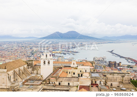 イタリア ナポリ 湾 の カプリ 島 の 観光 町 の ロッキー コスト バイ シーPremium写真