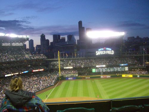 イチローの古巣セーフコ・フィールドの名前が変わるなんて、時の流れを感じますね。次に命名権をゲットするのは誰？やっぱりローカルの企業や団体であってほしい⭐注目ニュース：「セーフコ・フィールド」 来シーズンを最後に、新しい名前に？！ http:www.junglecity