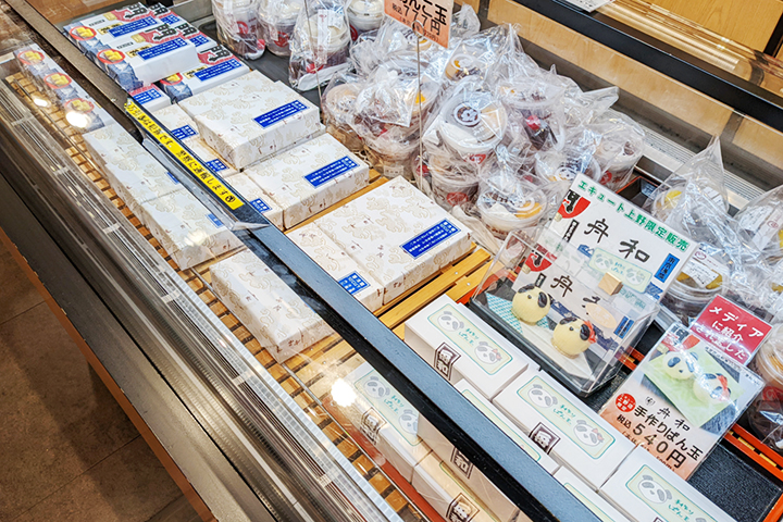 エキュート上野 ecute Ueno 公式✧‿ エキナカ土産はこれに決めた！ ‿✧ ・°．～✧―――――――――――― 『どうも。新しい上野土産です。』――――――――――――。✧‿・。゜ 上野エキナカに注目のドリンクが勢ぞろい🥤 仕事の合間や旅の一息にぴったりな自分好みのテイクアウト