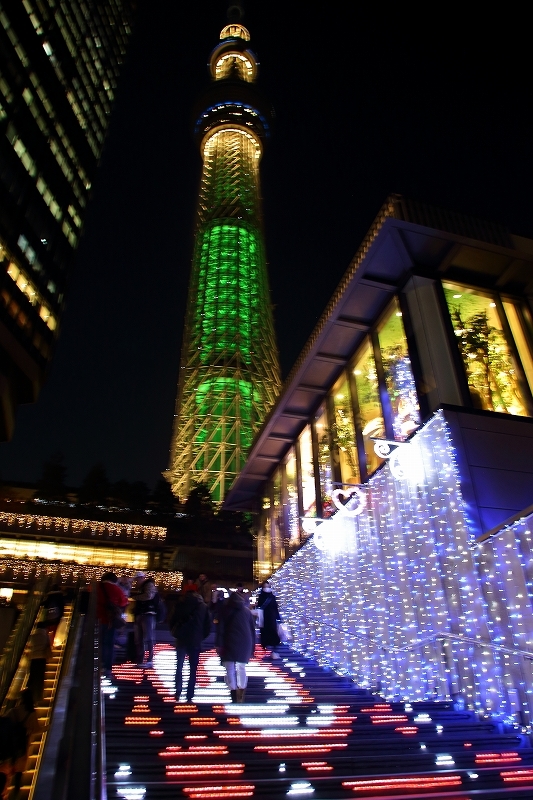 東京スカイツリーのプロジェクションマッピングです🤶 45秒ぐらいから毎年恒例の演出🌠 ソラカラちゃんが、スカイツリーをクリスマスツリーに変身させます🎄12 25まで17:30〜30分毎に@スカイアリーナです🎀スカイツリープロジェクションマッピングイルミネーション