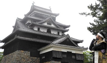 楽しさ天下一! お城と松江を愛する「まつえ時代案内人」がおもてなし。「最強の城！松江城郭ガイドツアー」。 – 松江のこしらへ