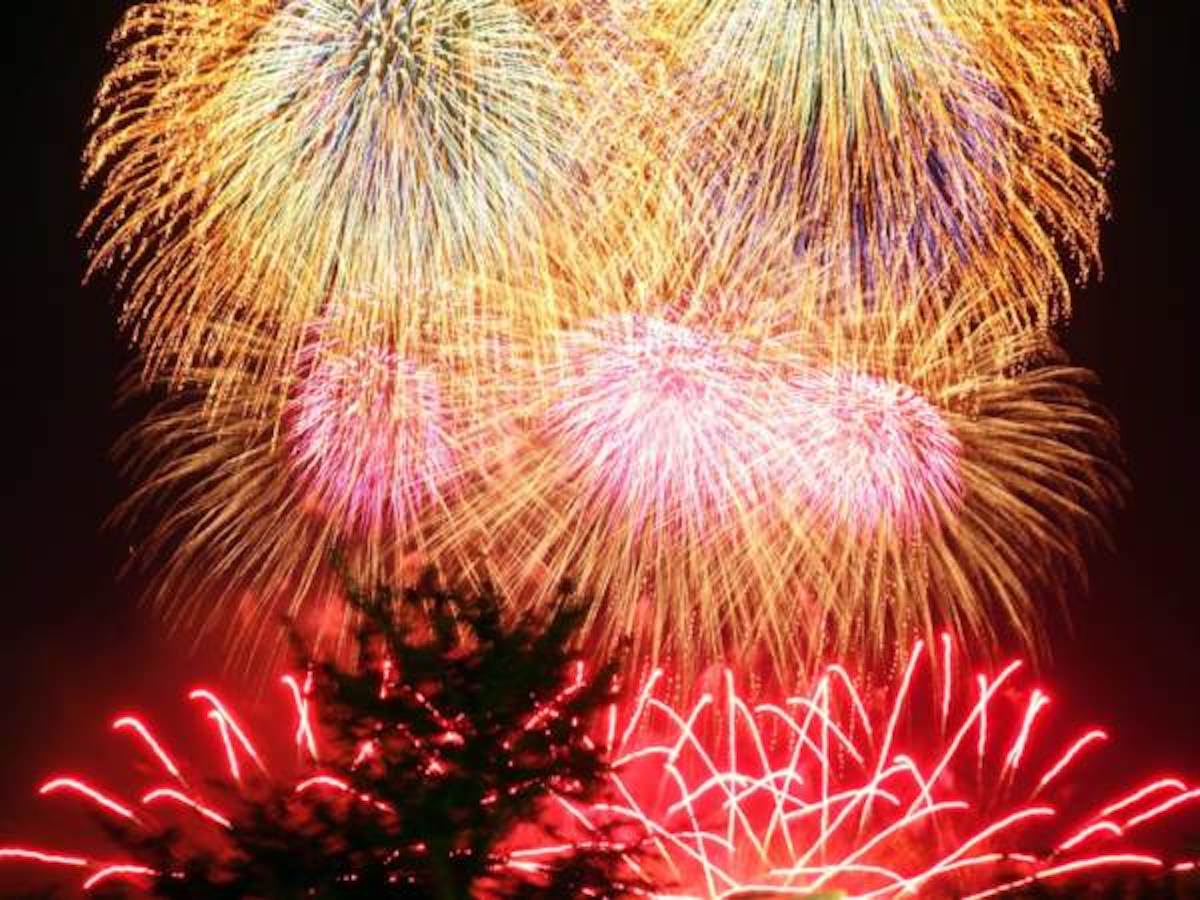 横浜の夜空彩る大輪１５０発「ご褒美もらった」 新型コロナカナロコ by 神奈川新聞