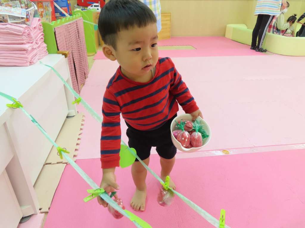 いちご狩りごっこ🍓 ～こどもまんなか保育園～田原本駅前小規模園 こどもまんなか保育園 〜 社会福祉法人愛和会