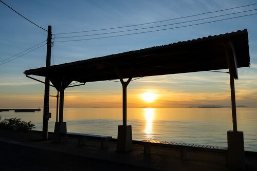 下灘駅にいる女性の写真・画像素材-Snapmart スナップマート