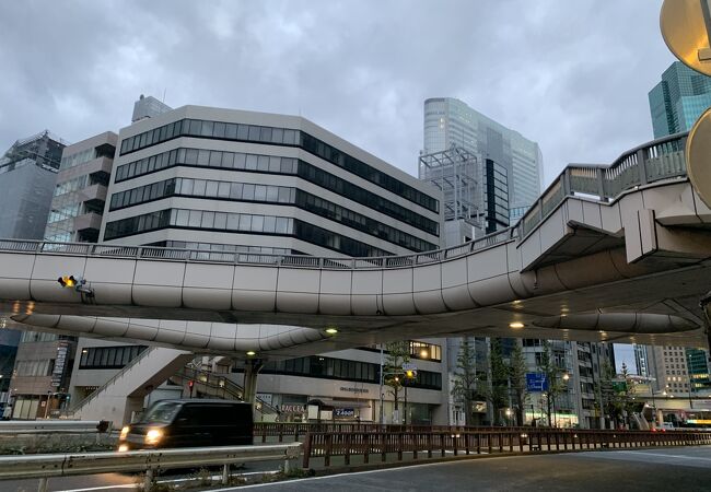 富ヶ谷交差点の歩道橋から切り取った宇宙の写真集。Ayako