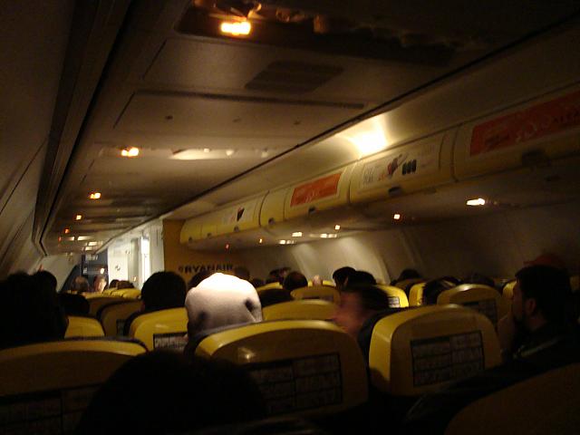 飛行機は暗いところはどうやって飛ぶ？ヘッドライトがある？TABIZINE～人生に旅心を～