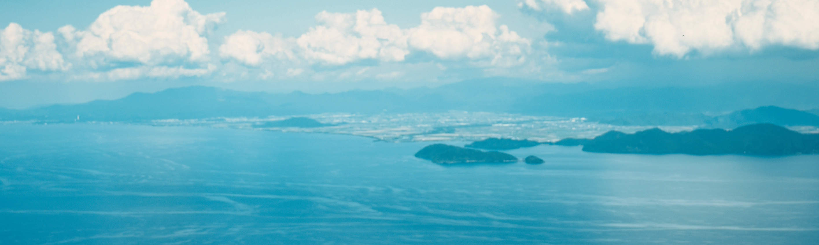 浮御堂満月寺満月寺は、まるで湖面に浮いているかのように見えることから「浮御堂 うきみどう 」と呼ばれています。夜の湖面に浮かぶ浮御堂が月に照らされた姿や、うっすら明るくなった夜明け空にシルエットが浮かぶ姿も趣のある情景です