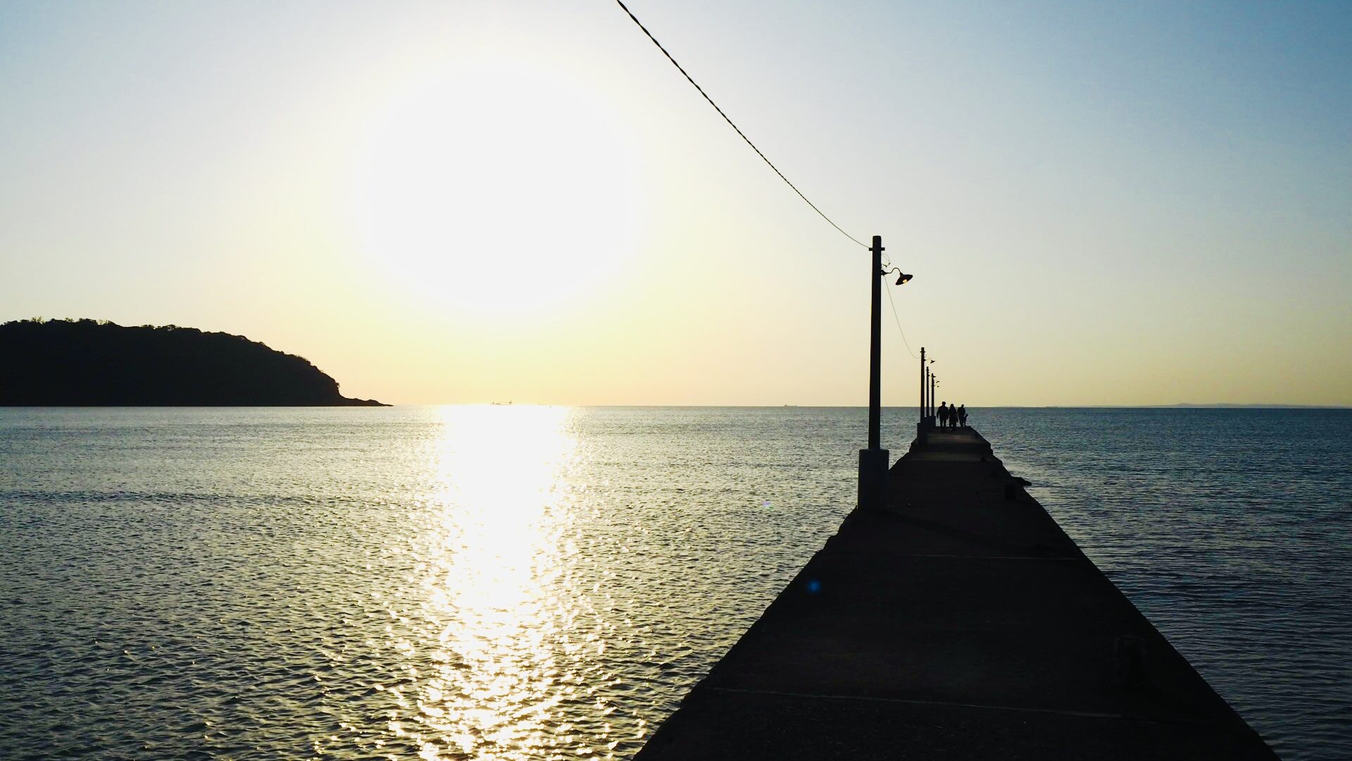 📍千葉県南房総市原岡桟橋 千と千尋の世界観が楽しめる桟橋へ🚐 思っていたより人が多くて驚きましたが、黄昏時には人もエモく映っていい感じに📷また違う時間帯に来たいと思うほど素敵な場所でした😌岡本桟橋 ジブリ 千と千尋の神隠し絶景 絶景スポット千葉観光