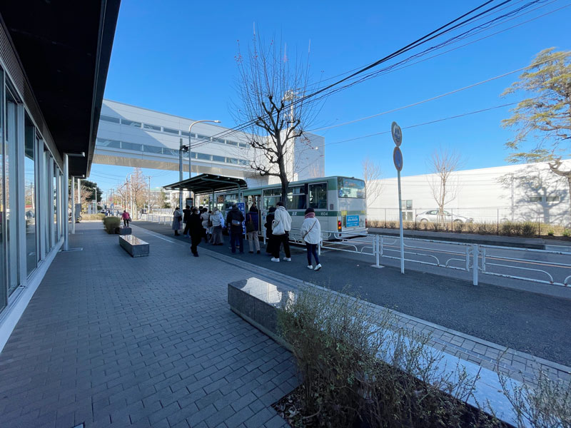 運転免許センターへ、バスで行く＠神奈川県 二俣川駅 改札から北口バスターミナルまで歩いて行く 羽田空港行きバスのりばも同じ経路 - YouTube
