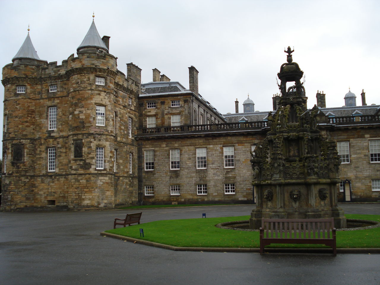 エディンバラ - スコットランドのホリールード宮殿の写真素材・画像素材 Image 43188381