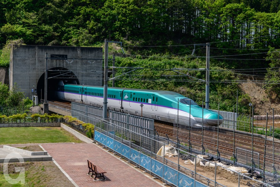 東北函館旅行3青函トンネル入口広場✨ 次にやって来たのは、青函トンネル入口広場です！ トンネル神社やH5の新幹線型トイレ、小さな売店などがありました🎶新幹線は見られないかなと思っていましたが、時刻表を見ると、20分後くらいに上り下り線ともやってくるみたい
