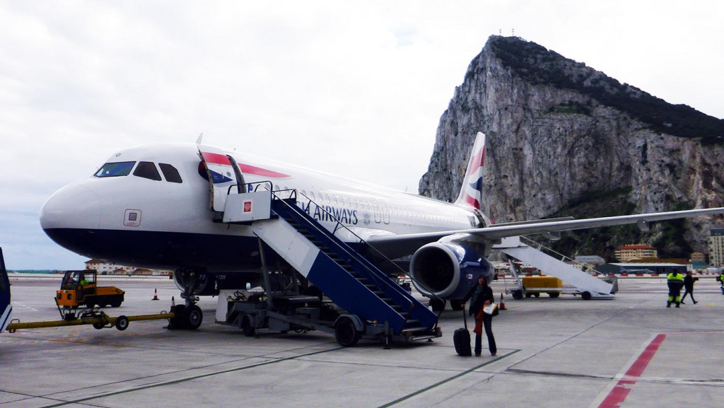 危険な空港ランキング1位ジブラルタル空港に着陸してみた結果「もっとヤバイ空港だった」 – 連載JP