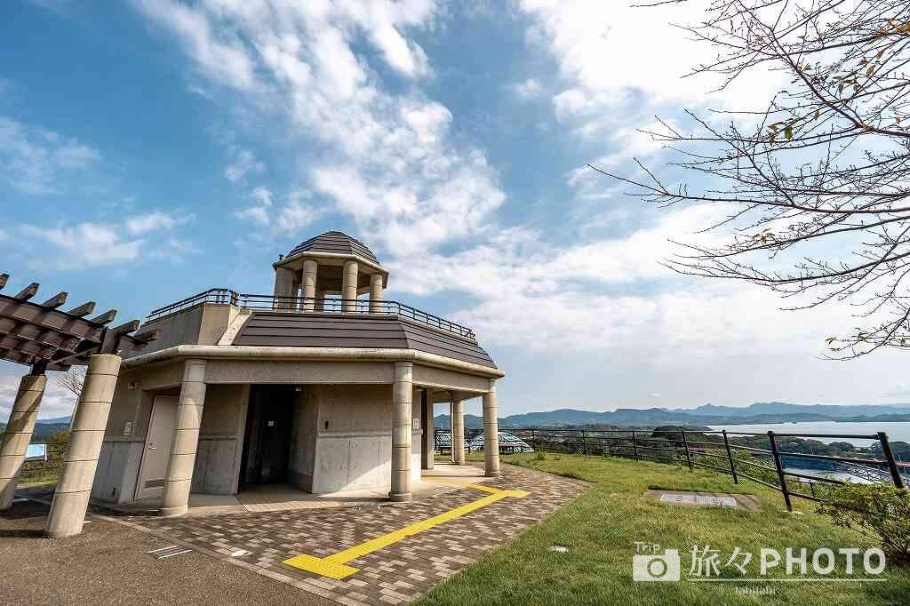 本日は 西海の丘公園 の紹介です☆ 長崎県西海市西彼町にある西海の丘公園の展望台からは、西海橋•針尾瀬戸・針尾送信所の絶景を望めます。 駐車場 トイレ遊具もあり のんびり過ごす事ができますよ♪ ゴミはお持ち帰りくださいね。 お車でファミリーマート横を伊ノ浦