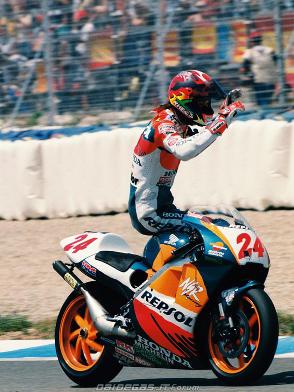 モーターバイクの風景 １女性の横乗りRiding sidesaddle on back seat of motorbike; Scene ofmotor bike1 : - 彩雲たなびく天使の街City of angel under cloud iridescence