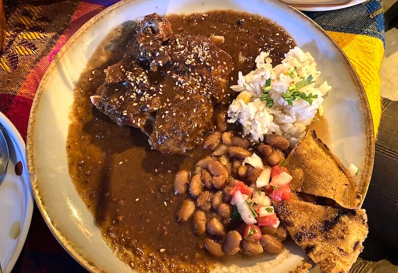 メキシコ風鶏肉のチョコレート煮込み