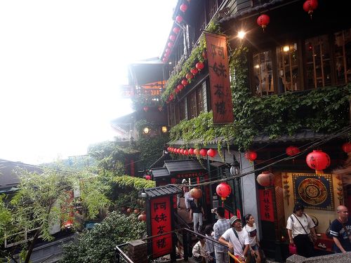 一番人気!貸切7時間でこの価格! 九份滞在2時間&十分古い町～天燈上げ体験&台湾版ナイアガラの滝・十分滝 観光ツアー ハローアクティビティ