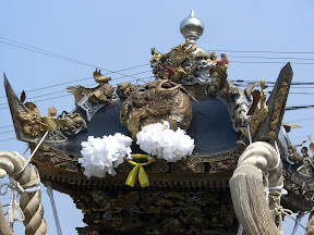 宇佐崎屋台 右 と妻鹿屋台 左 の練り合わせ - 姫路経済新聞