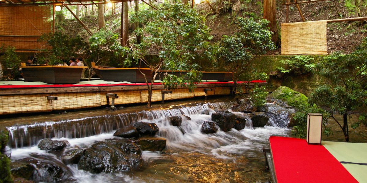 京都・貴船の“川床”崩れる 増水した川に客６人が転落 ７０代女性救助され搬送