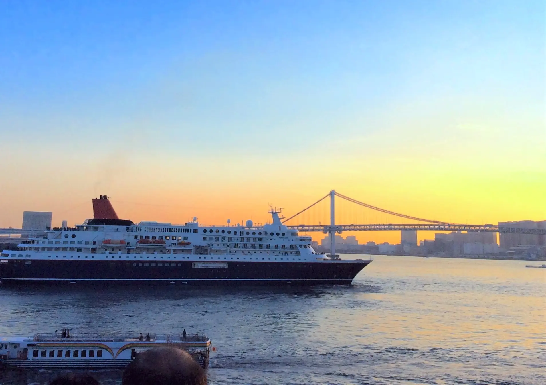 クルーズ船と東京港 夏の都会の港の写真素材92956167- PIXTA