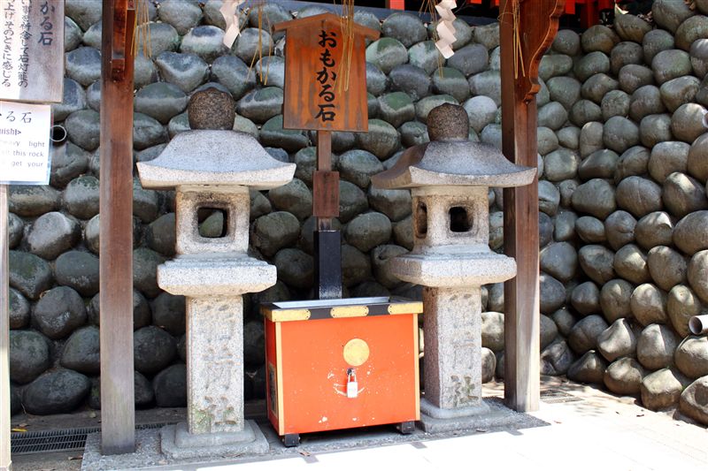 伏見稲荷大社のおもかる石栃木県益子町・ましこLife 住む人を想う家造り