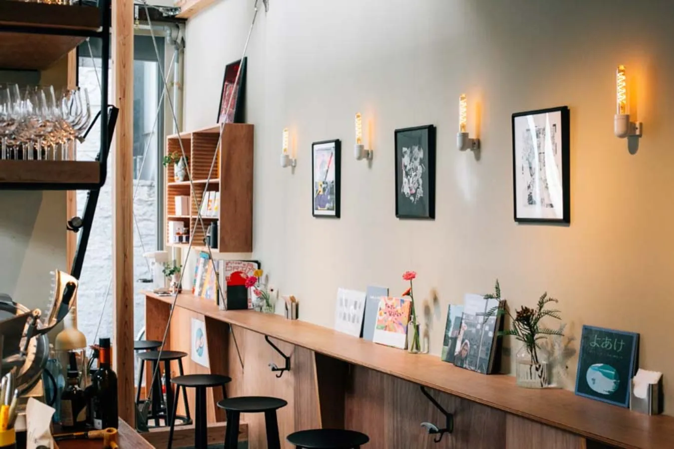 ☆ 茅場町カフェ ☆ ホテルK5に併設されているカフェが、 リニューアルオープンしたので 朝カフェしたよ☕️ 「CAFE DANCE」@cafe_dance_k5 @k5_tokyo モーニングメニューの ワッフル美味しい😋 久々にお友達とカフェできて 嬉しかったな🎵@natsu725oo @__merrymarry