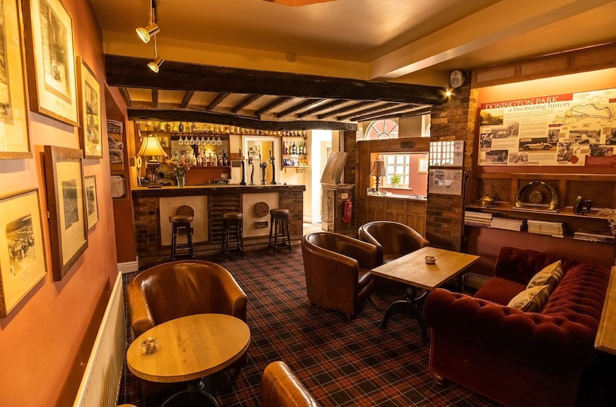 フォーミュラEの本部・ドニントンパークサーキットを訪問SINGATE-シンガポール進出・法人設立・資産運用 シンガポール 会社設立