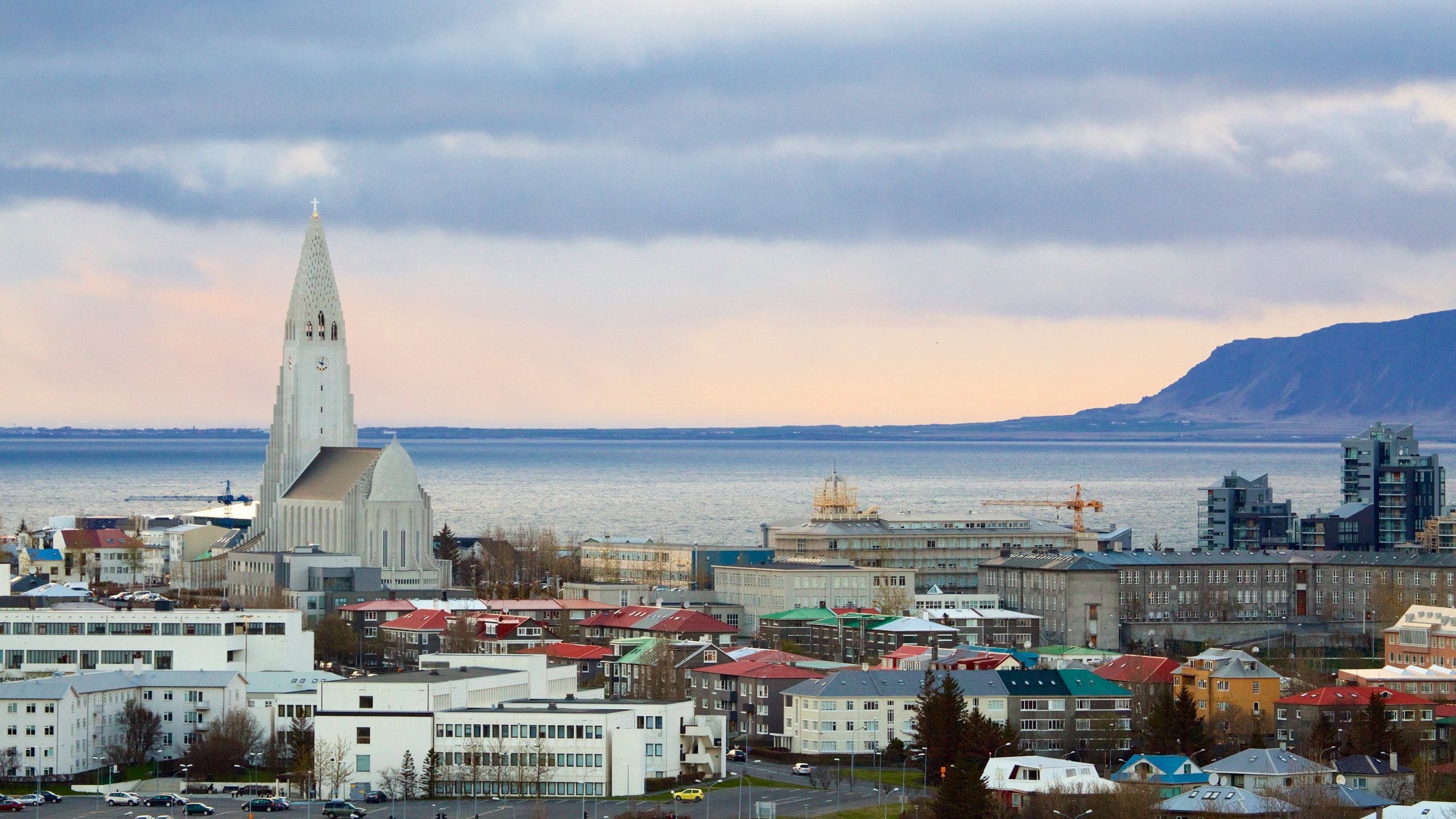 ペルトラン展望台デッキの視点から見たアイスランドのレイキャビク首都の街並みPremium写真
