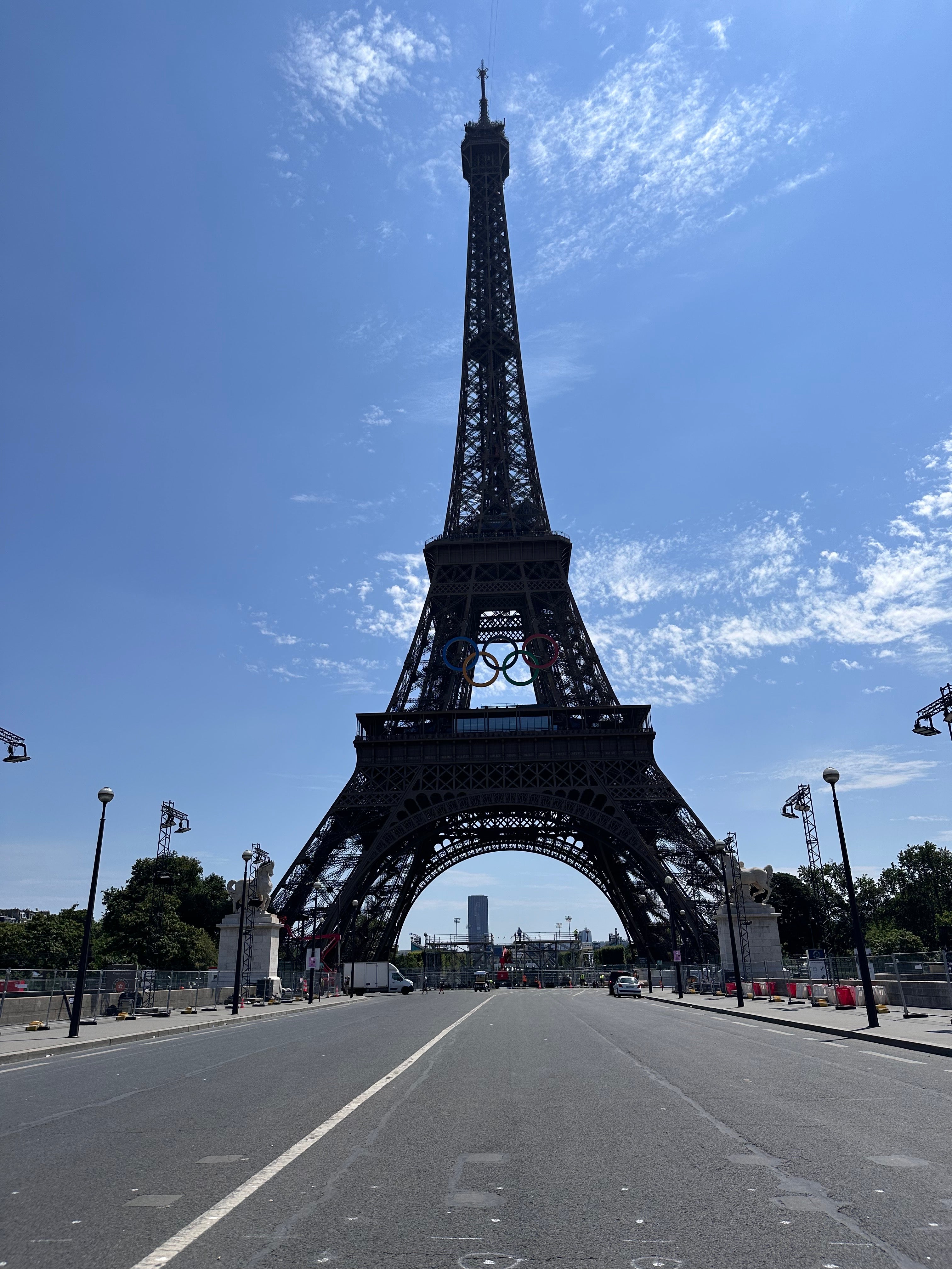 パリオリンピックの影で悲しむエッフェル塔の人々 : パリ生活社ミルクとマカロン2