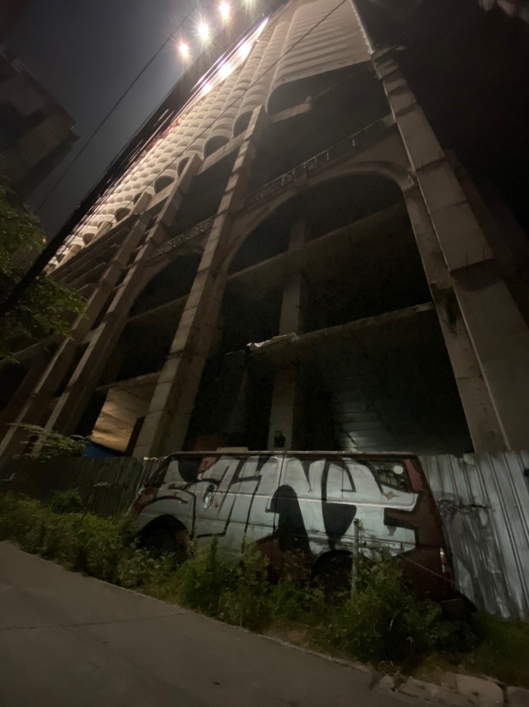 オススメできない観光地！？バンコクにある49階建ての廃墟ビル、ゴースト・タワーに登ってみた！！ – 連載JP