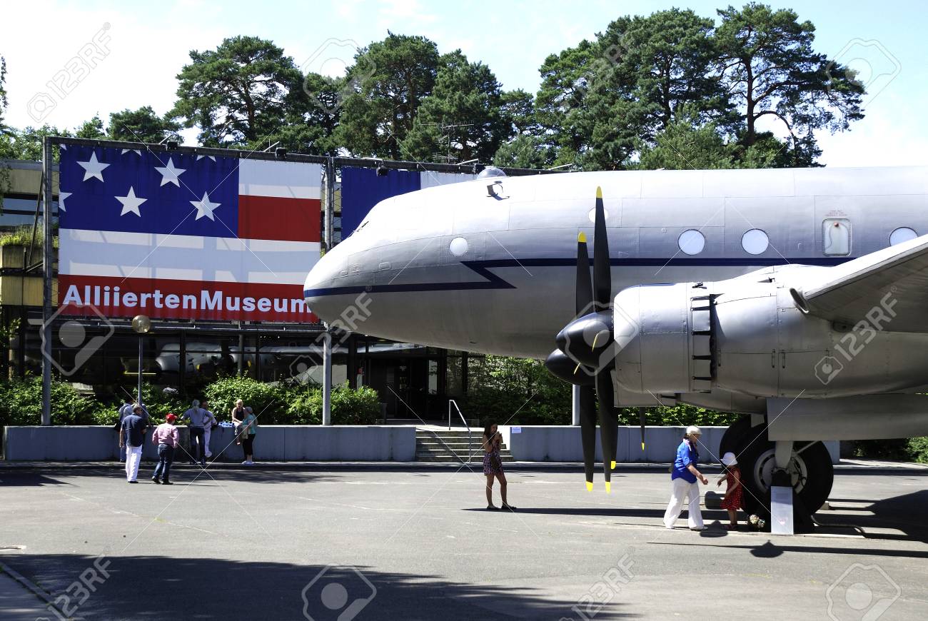 イギリス空軍博物館アメリカ財団、ベルリン空輸参加の退役軍人を称えるFlyTeam ニュース