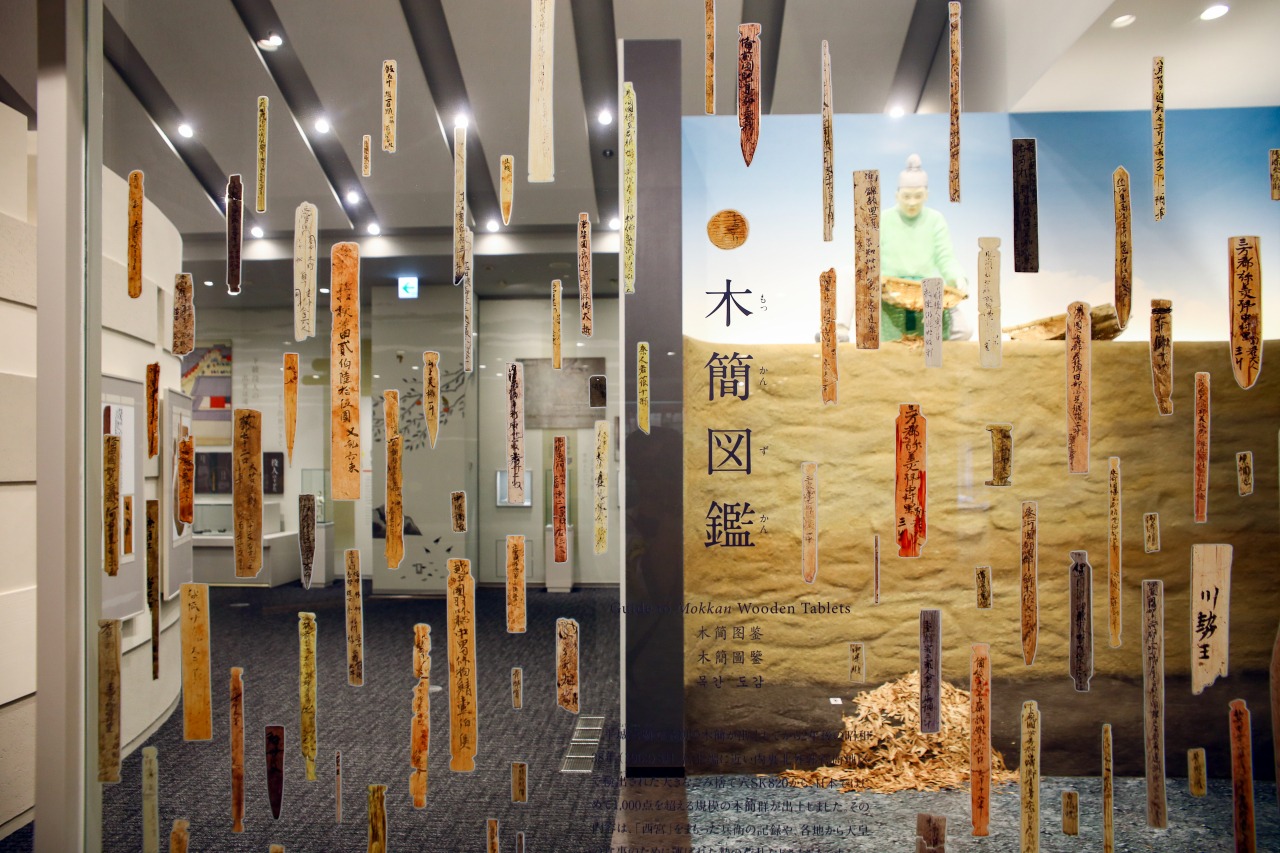 🌼施設のご紹介🌼 朱雀門のそばにある 平城宮いざない館公園の見どころ紹介、発掘物、映像、模型、ゲーム感覚で楽しめるハンズオン体験、図書室などがあり、歴史好きな方にも、そうでない方にもおススメできます✨しかも入館無料👏 平城宮跡オリジナルグッズを扱う