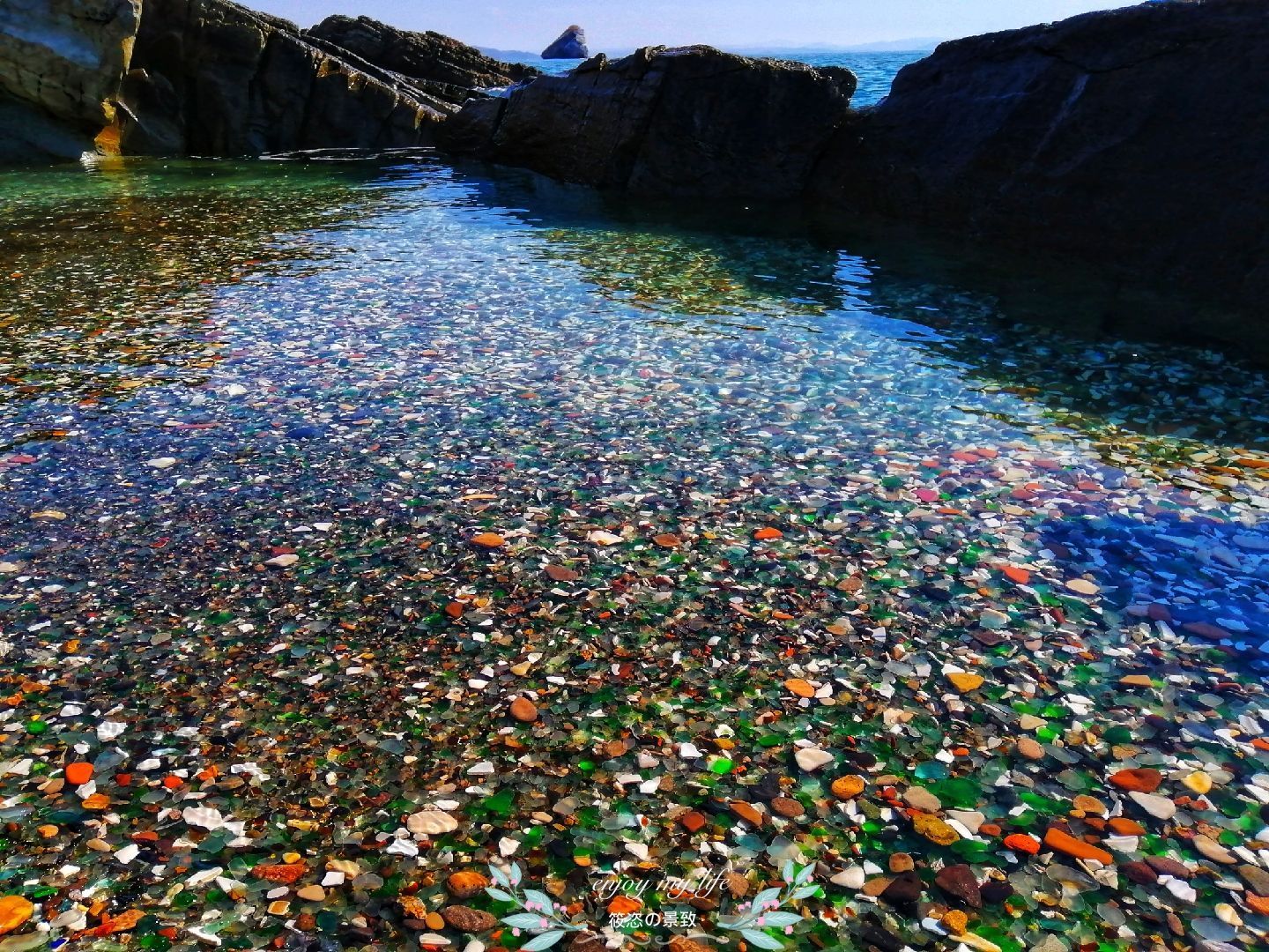 ロシアのウラジオストクにあるこのビーチでは、カラフルなガラスの小石が敷かれている。 昔はごみ捨て場として使われていたが、自然がガラスを転がし、磨いて観光地にした写真素材1809509275Shutterstock