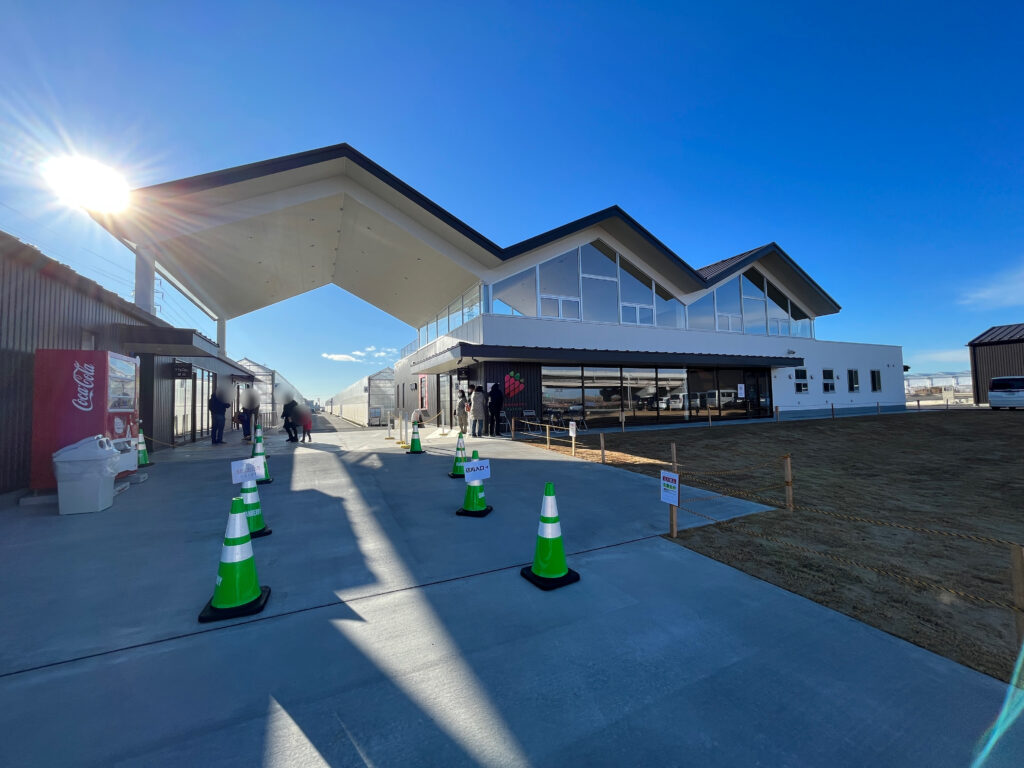 関東初のリフト式いちご園 品質向上の秘訣 - 炭酸ガス発生装置 CO2施用局所施用で光合成を促進