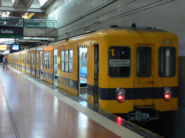 ブエノスアイレスで「丸ノ内線」？ 南米のパリを走る真っ赤な車体 アルゼンチン