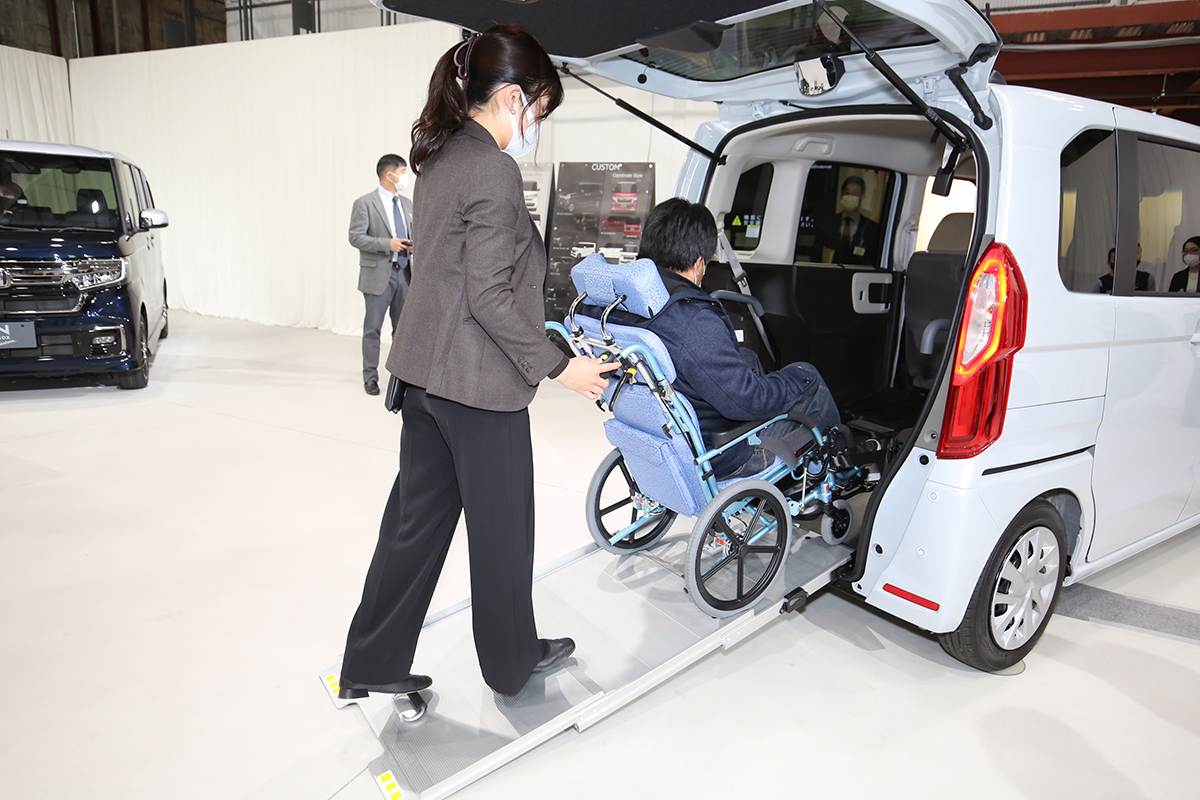 もっと楽にしませんか？ 毎日のクルマへの乗り降りMySCUEマイスキュー