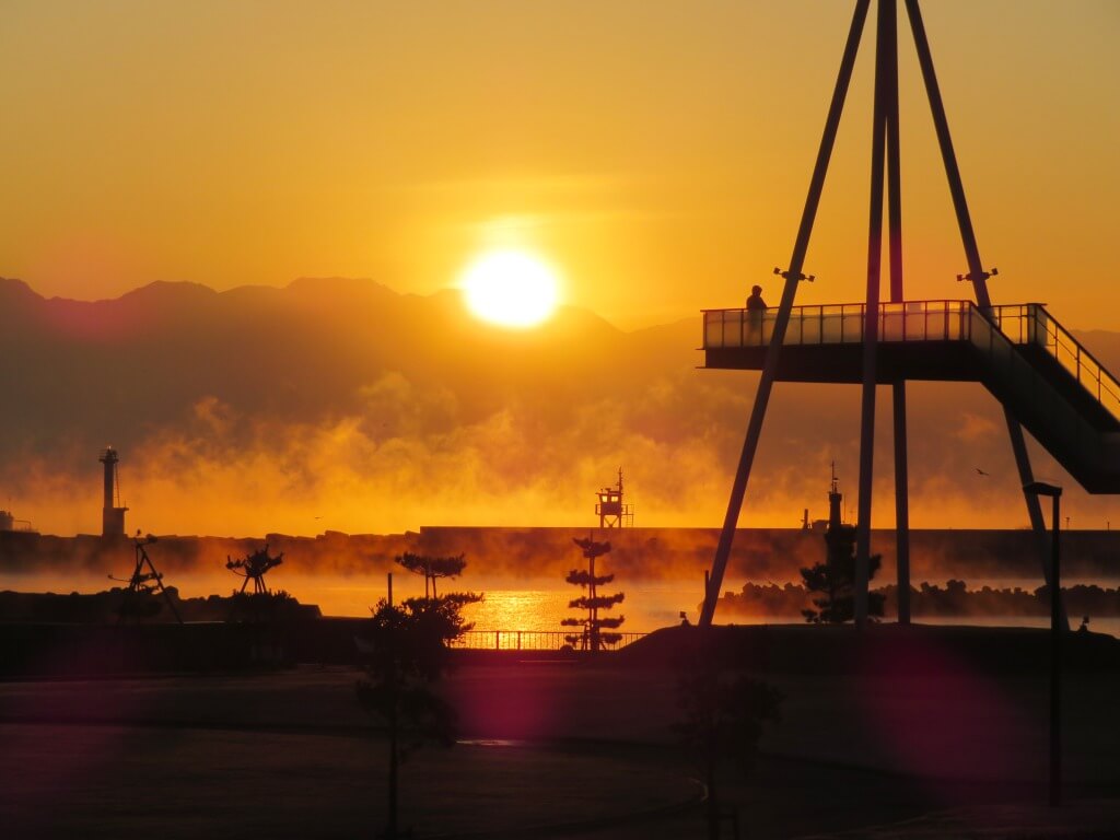 氷見漁港場外市場 ひみ番屋街 - 見どころ、アクセス & 周辺情報GOOD LUCK TRIP