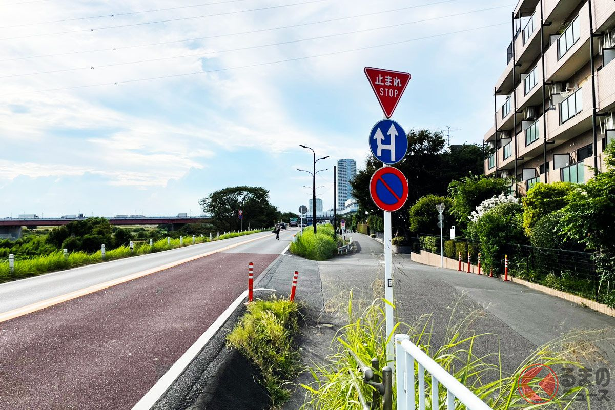 交差点付近の歩道に乗り上げて止まったタ ：東京・青山でタクシー事故 写真特集：時事ドットコム