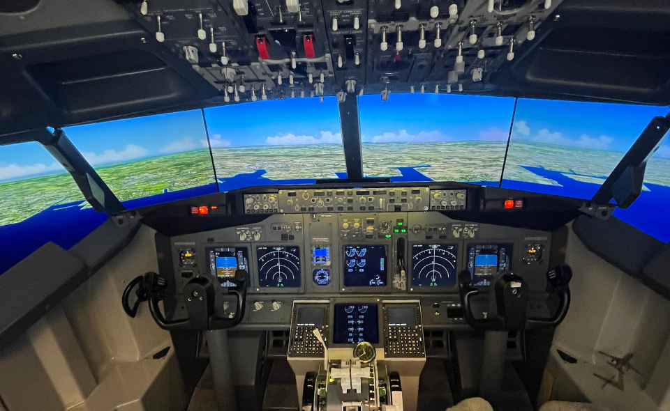 航空機A320のコックピットをイメージした最新スティック「TCA Sidestick Airbus Edition」の使い心地を紹介
