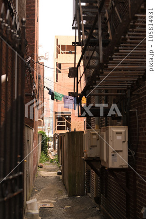 路地 裏 ヨーロッパ スペイン バルセロナ 写真素材5434237- フォトライブラリ