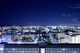 京都府 京都タワーの夜景 JR京都駅 の写真素材104289905- PIXTA