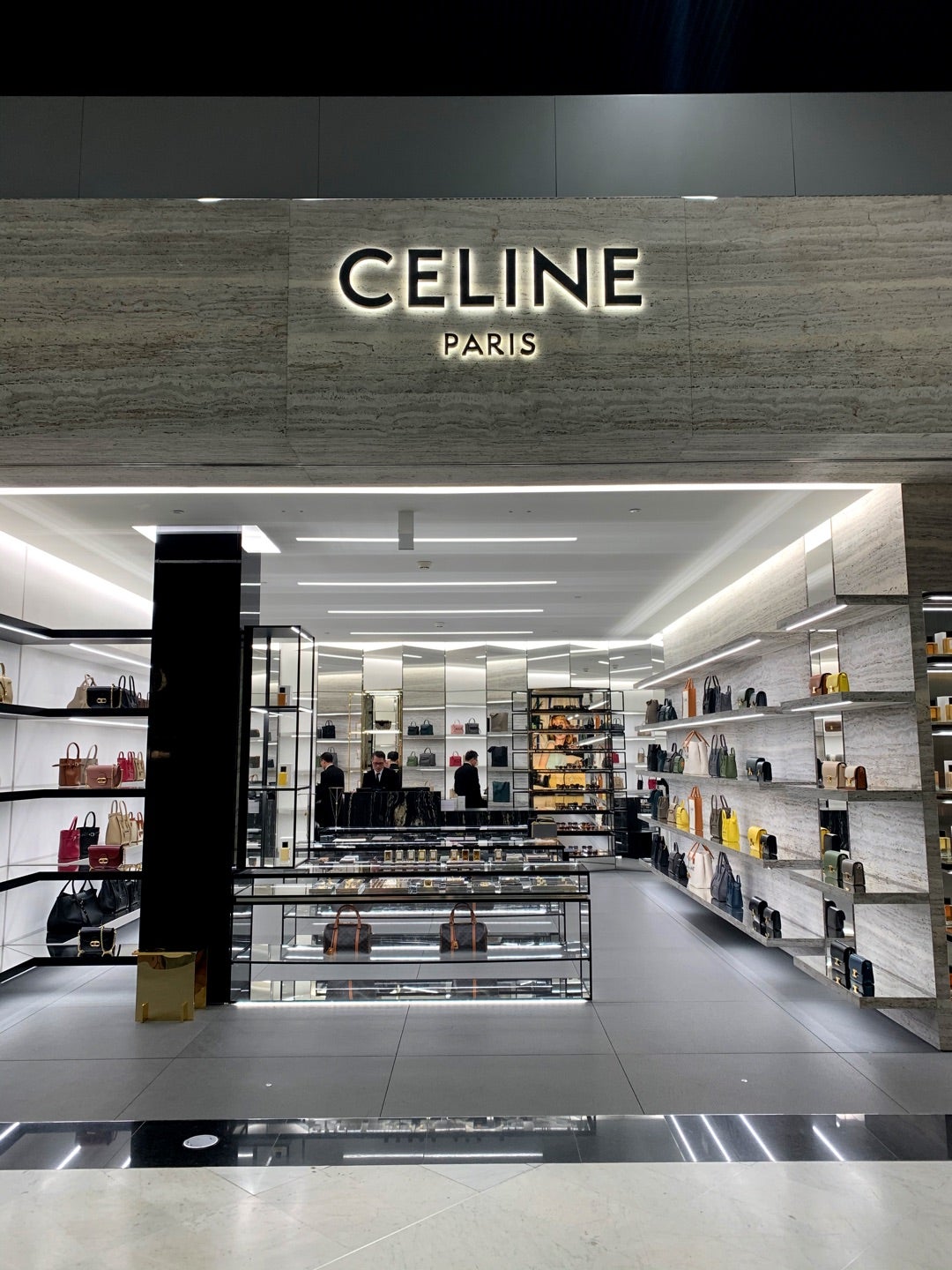 パリのシャルルドゴール空港の免税店とレストラン、ブランドショップについて教えます